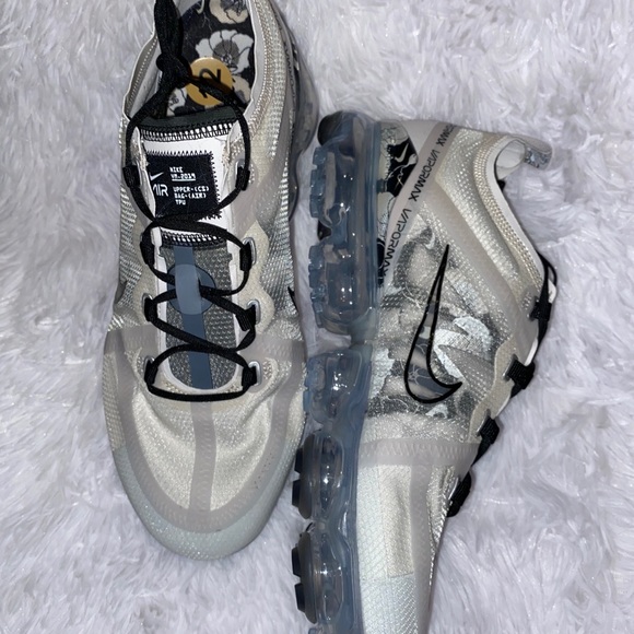 Women’s size 12 Vapormax 2019 - Picture 7 of 8